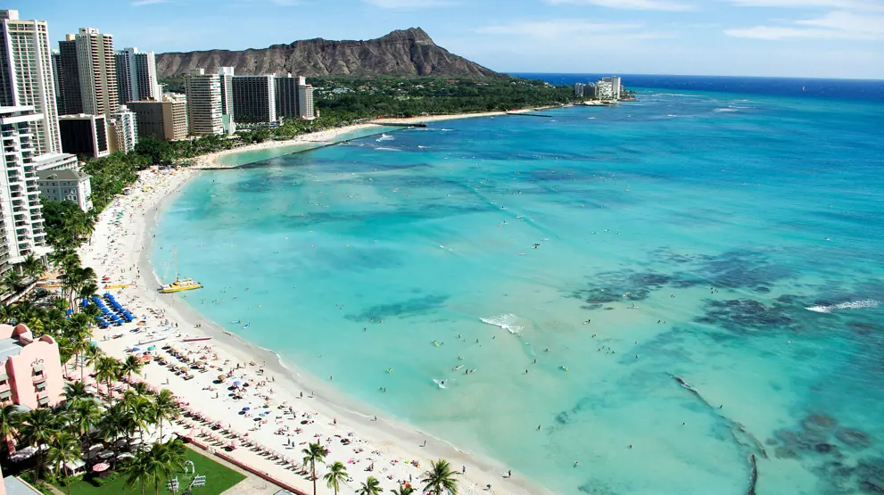 Waikiki Beach ved Honolulu er et godt sted å starte reisen til Hawaii