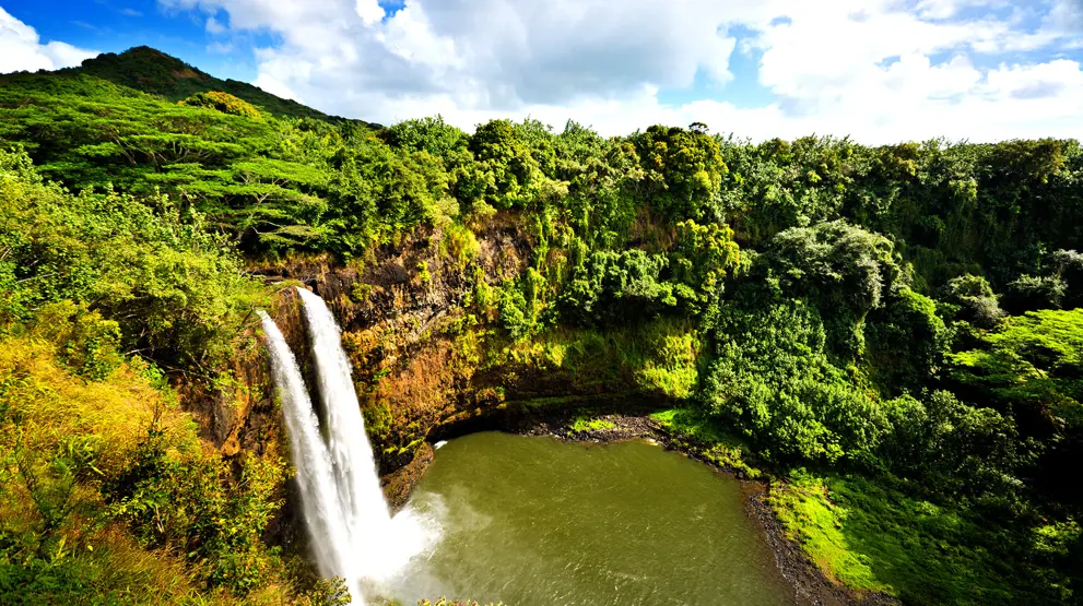 Tvillingfossene Wailua Falls er en av mange naturopplevelser på Kauai