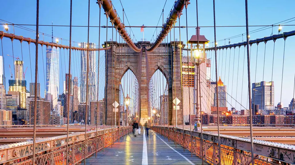 En spasertur over Brooklyn Bridge mellom Brooklyn og Manhattan er et must på ferien til New York