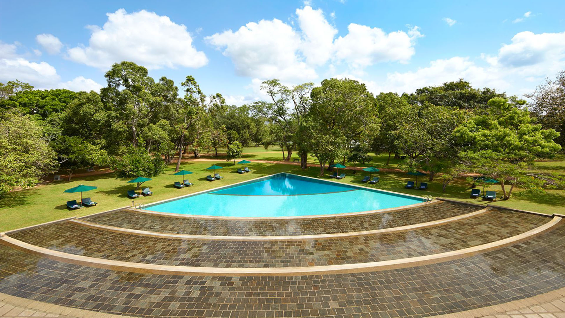 Ta en dukkert i bassenget og slapp av i solen