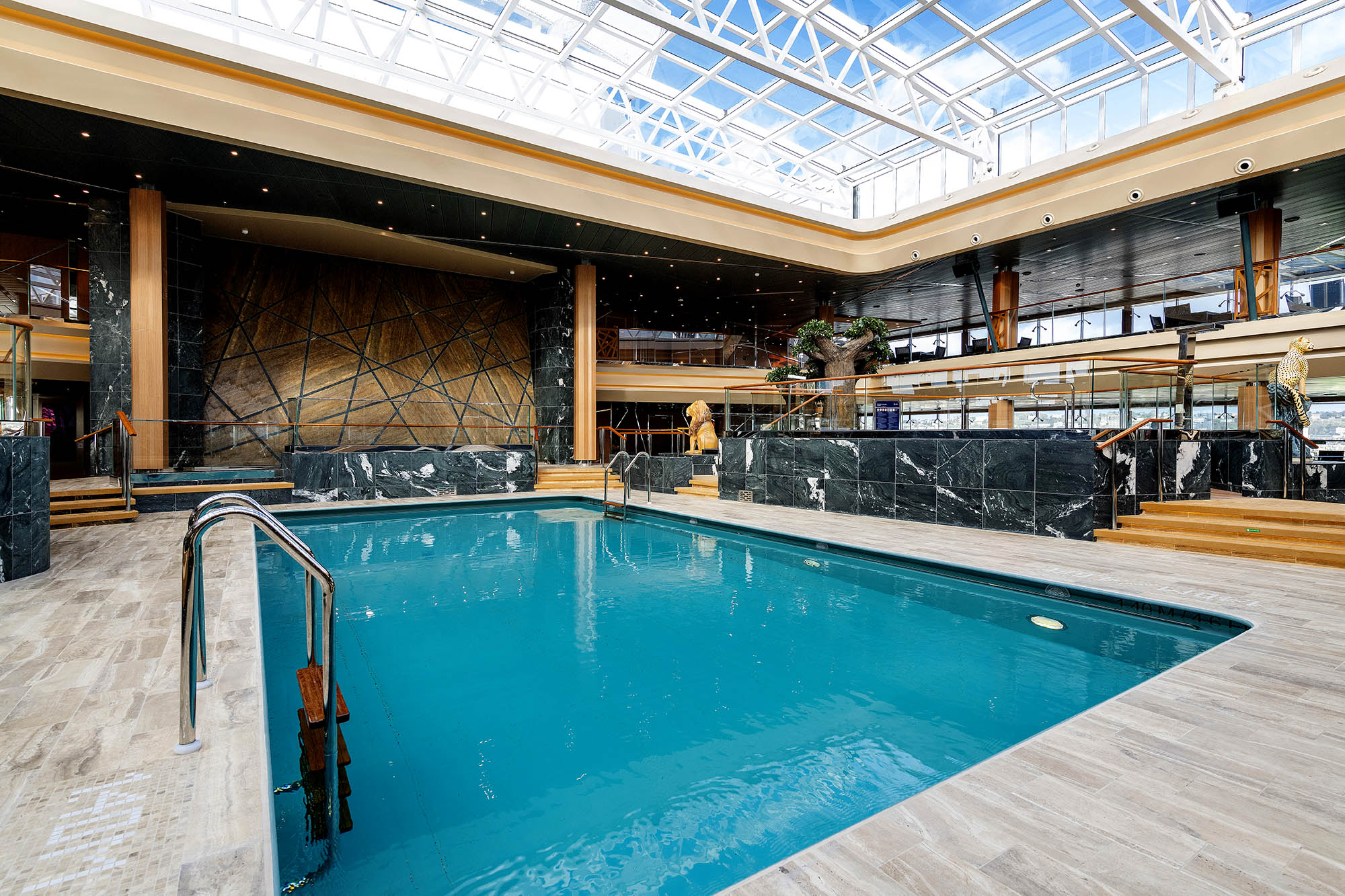 Bassengområdet er et flott sted for avslapning og velvære, uavhengig av værforholdene