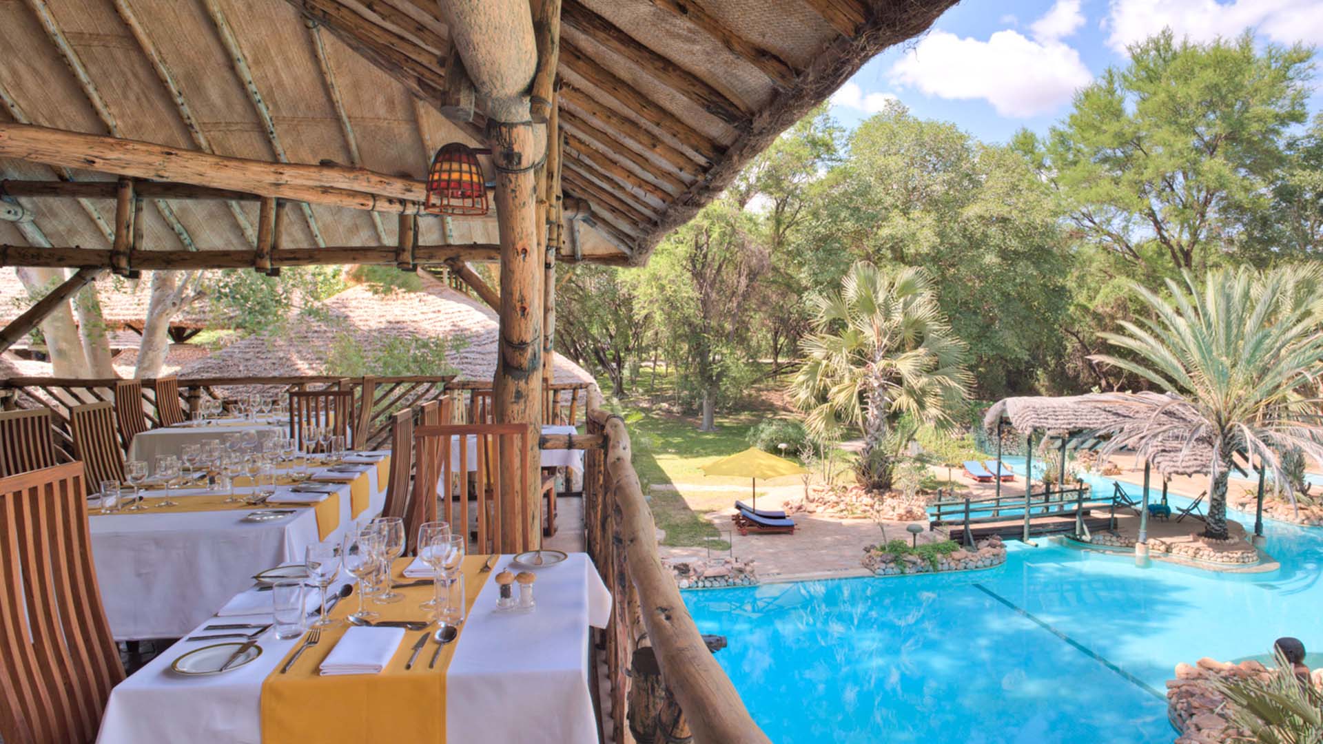 Spis på den deilige utendørs restauranten på campen