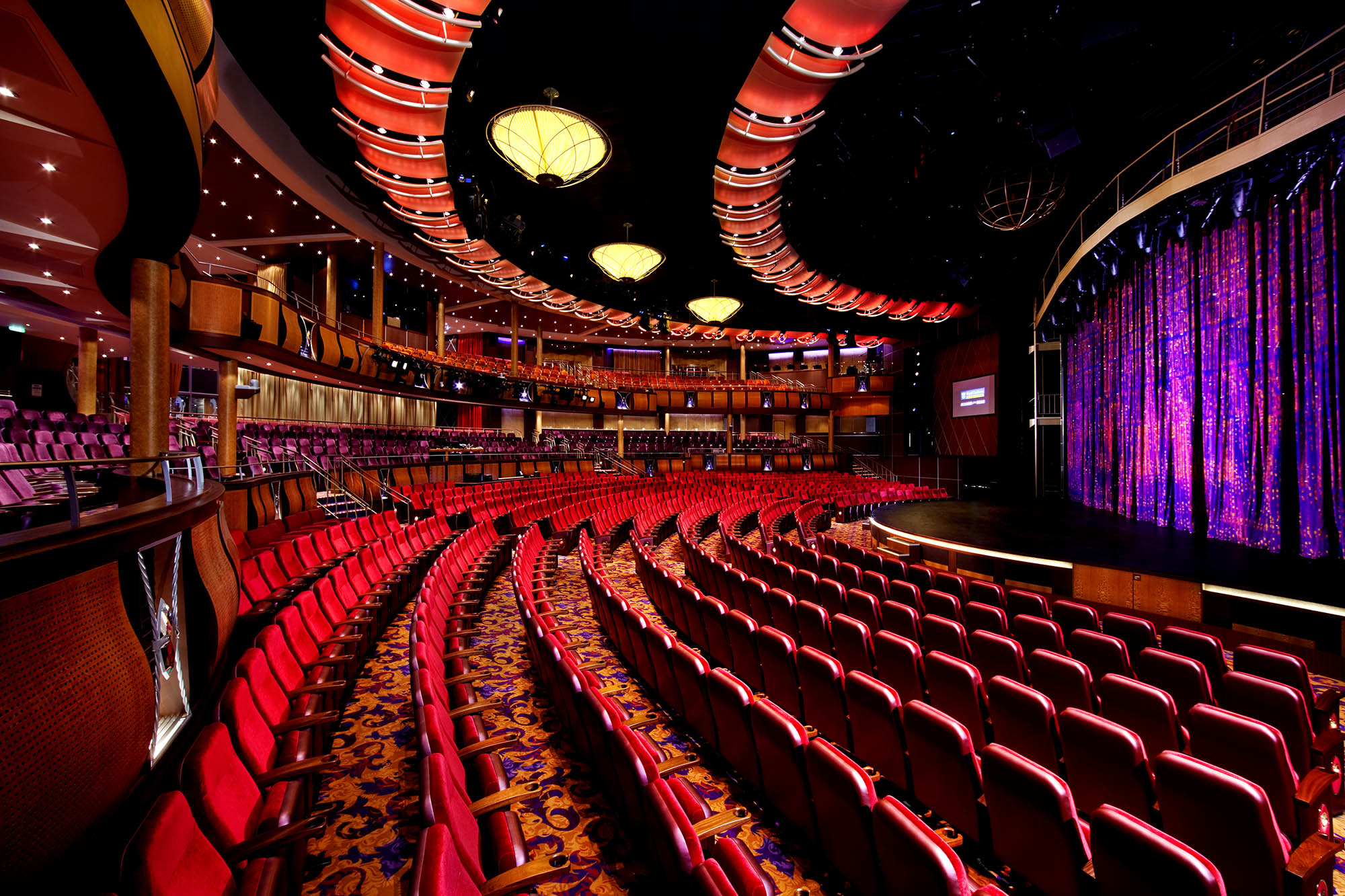 I Amber Theater kan du nyte alt fra Broadway-inspirerte forestillinger til intime musikalske opptredener og storslåtte show