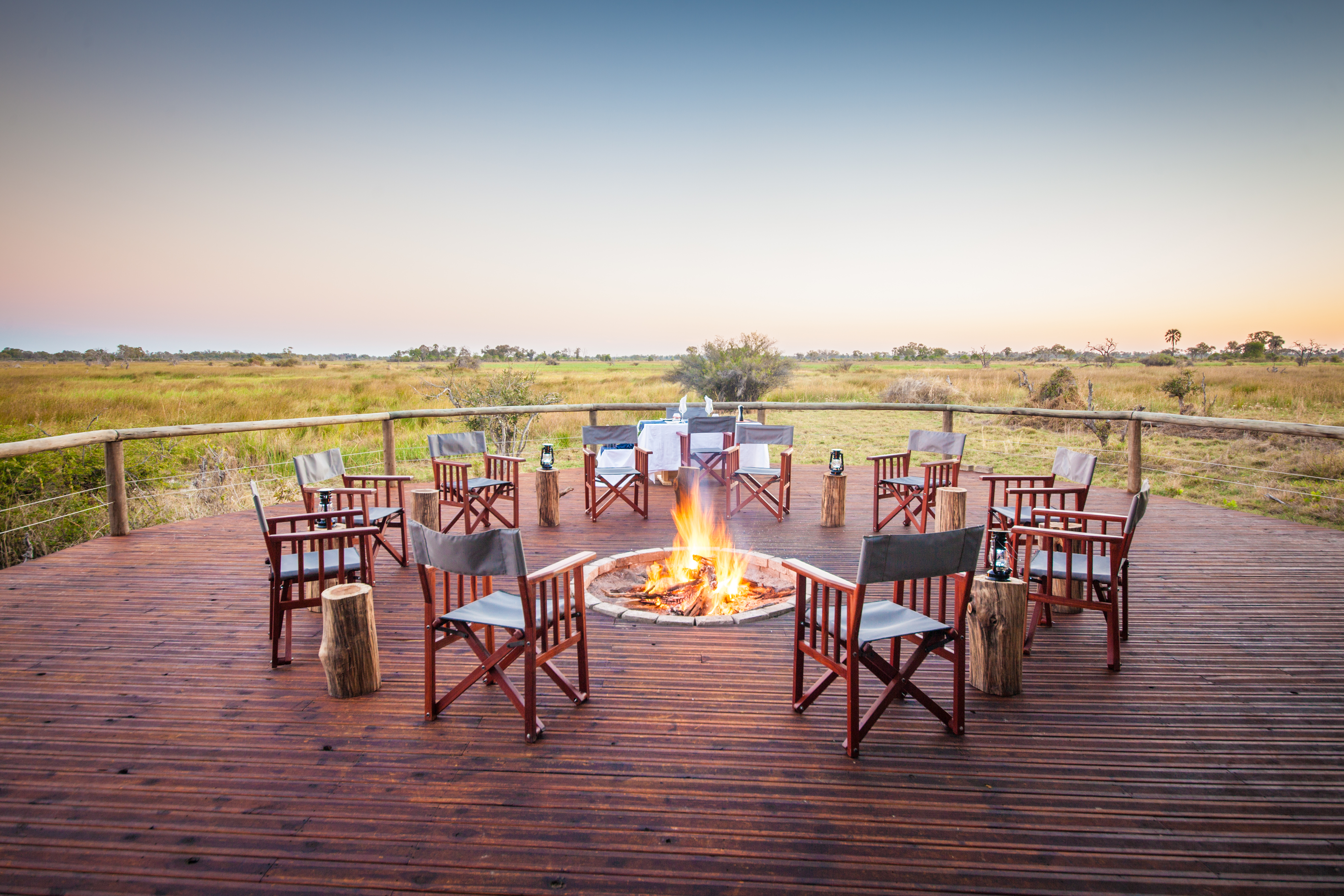 Sitt rundt bålet og se solen gå ned - Rre Dinare