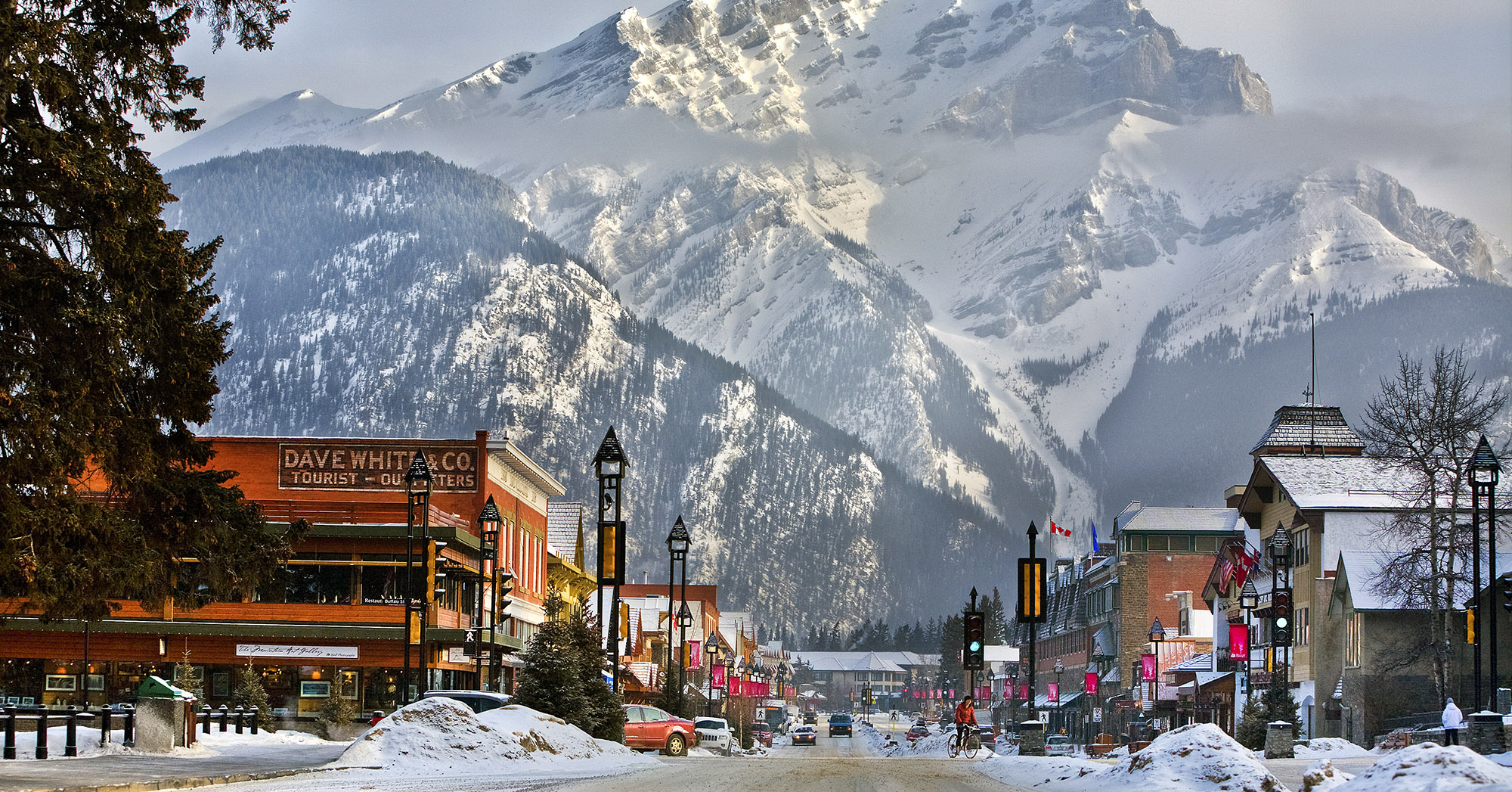 På din skireise i Banff venter kanadisk sjarm og flotte utsikter | Foto: Banff & Lake Louise Tourism / Paul Zizka