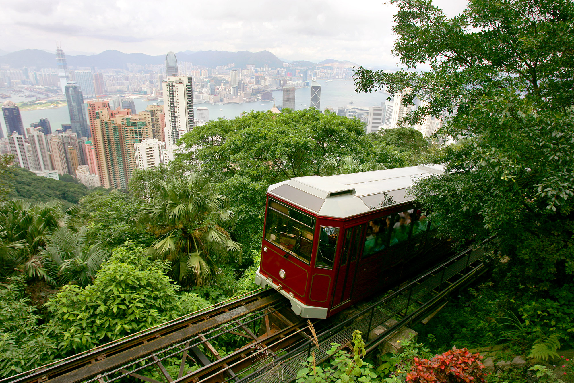 The Peak Tram tar dere opp til Victoria Peak med utsikt over Hongkong