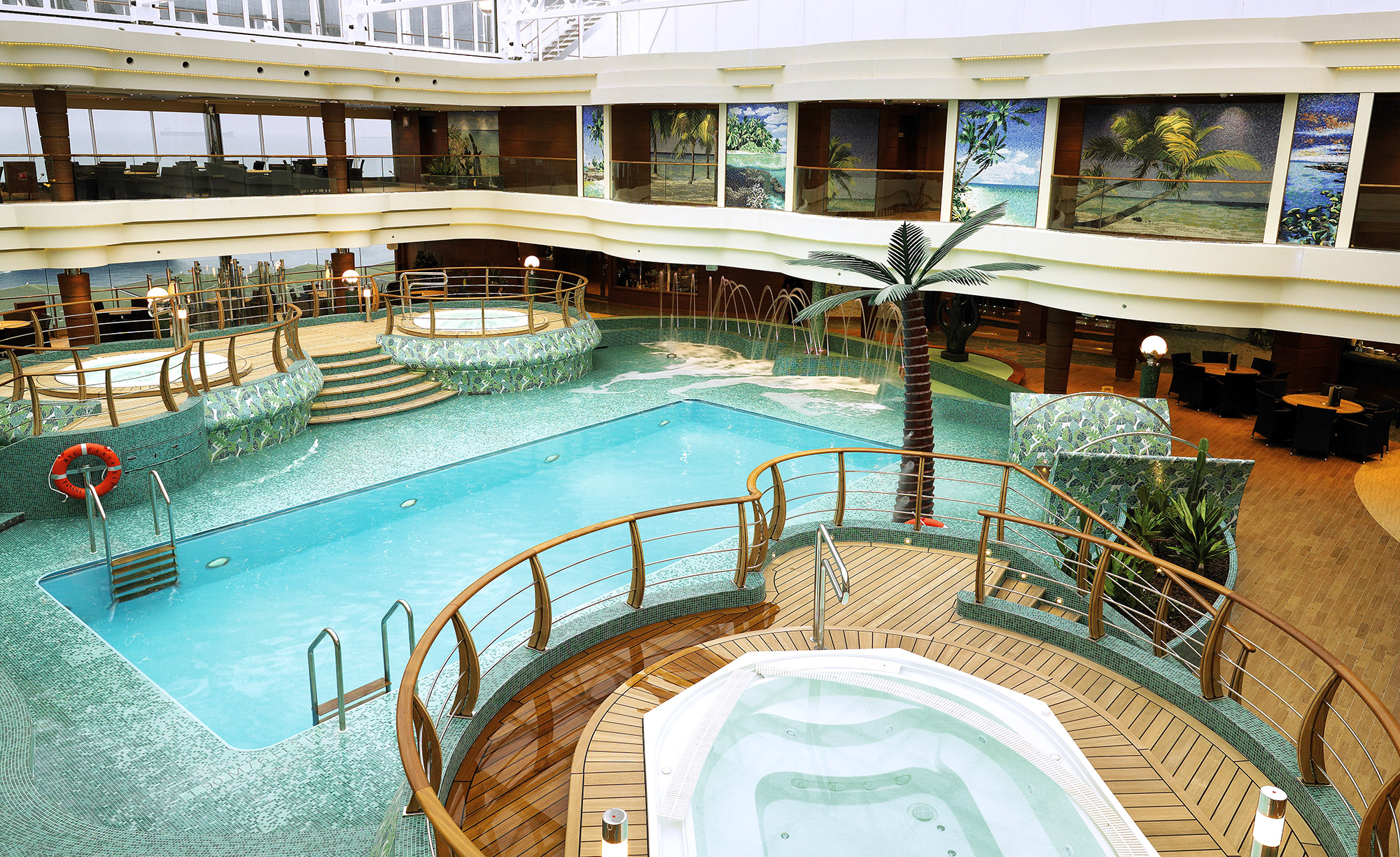 Det er mange flotte basseng om bord