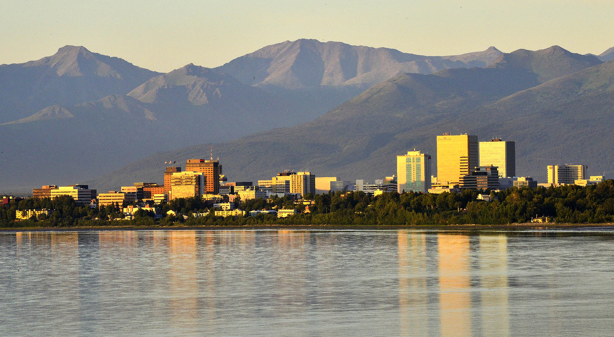 Anchorage i Alaska med Chugach Mountains i bakgrunnen | Foto: Roy Neese