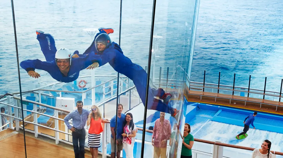 Aktiviteter som skydiving til sjøs er morsomt for både barn og barnlige sjeler