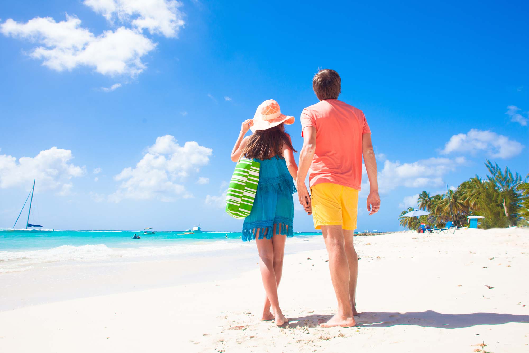 Trask rundt i den deilige sanden på Barbados