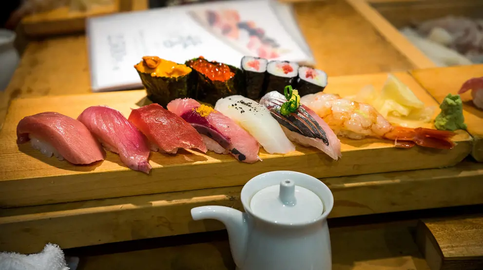 Spis sushi på Tokyos berømte Tsukiji Fish Market