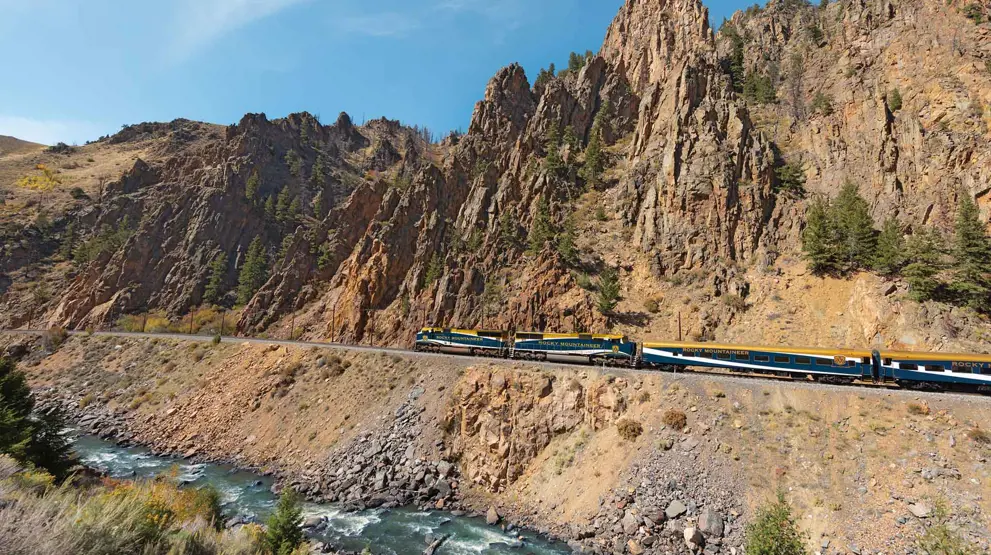 Kjør for eksempel gjennom de amerikanske Rocky Mountains, her langs Colorado-elven i Colorado