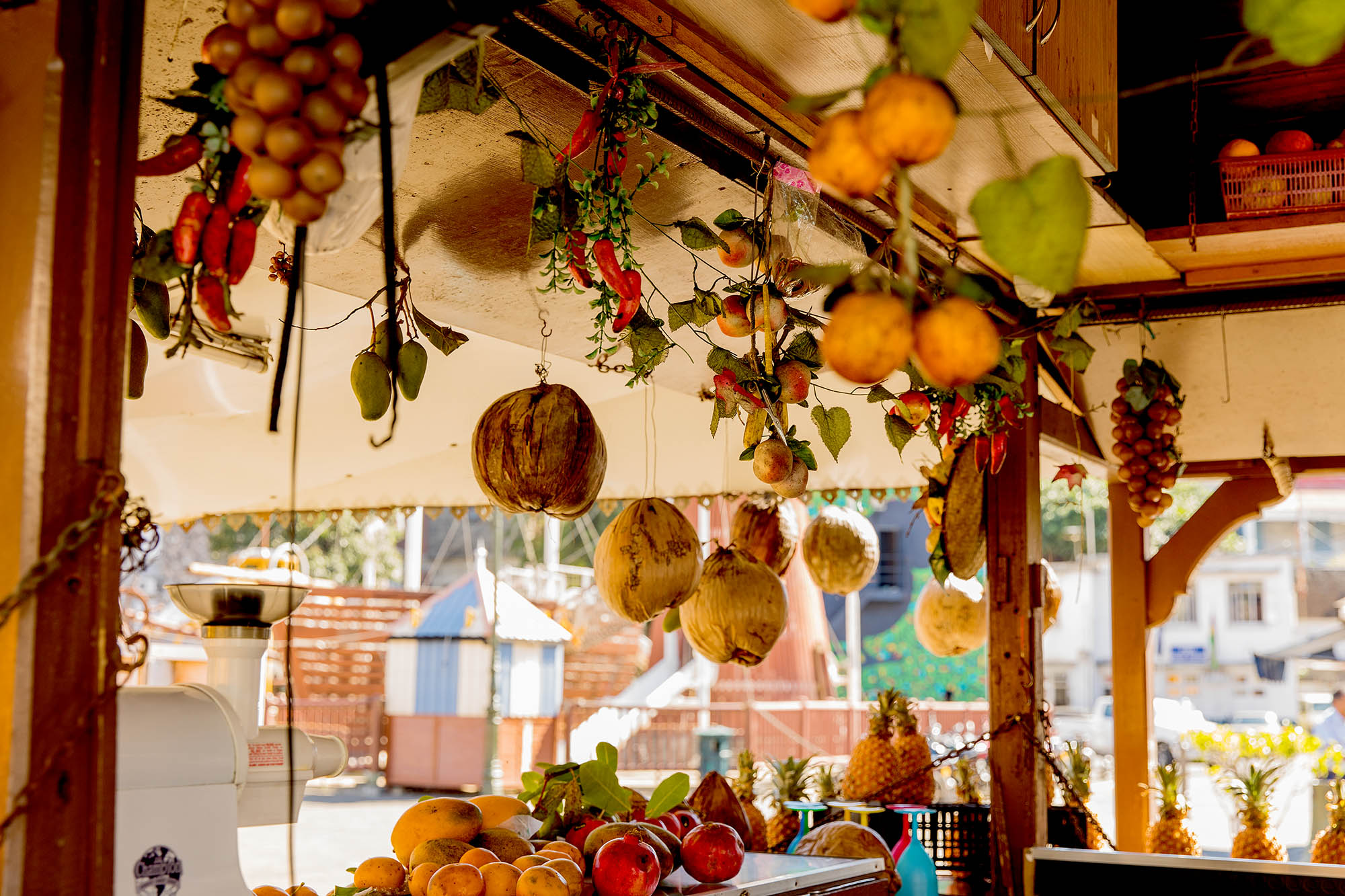 Streetfood-kjøkkenbod med fersk frukt og kokosnøtter