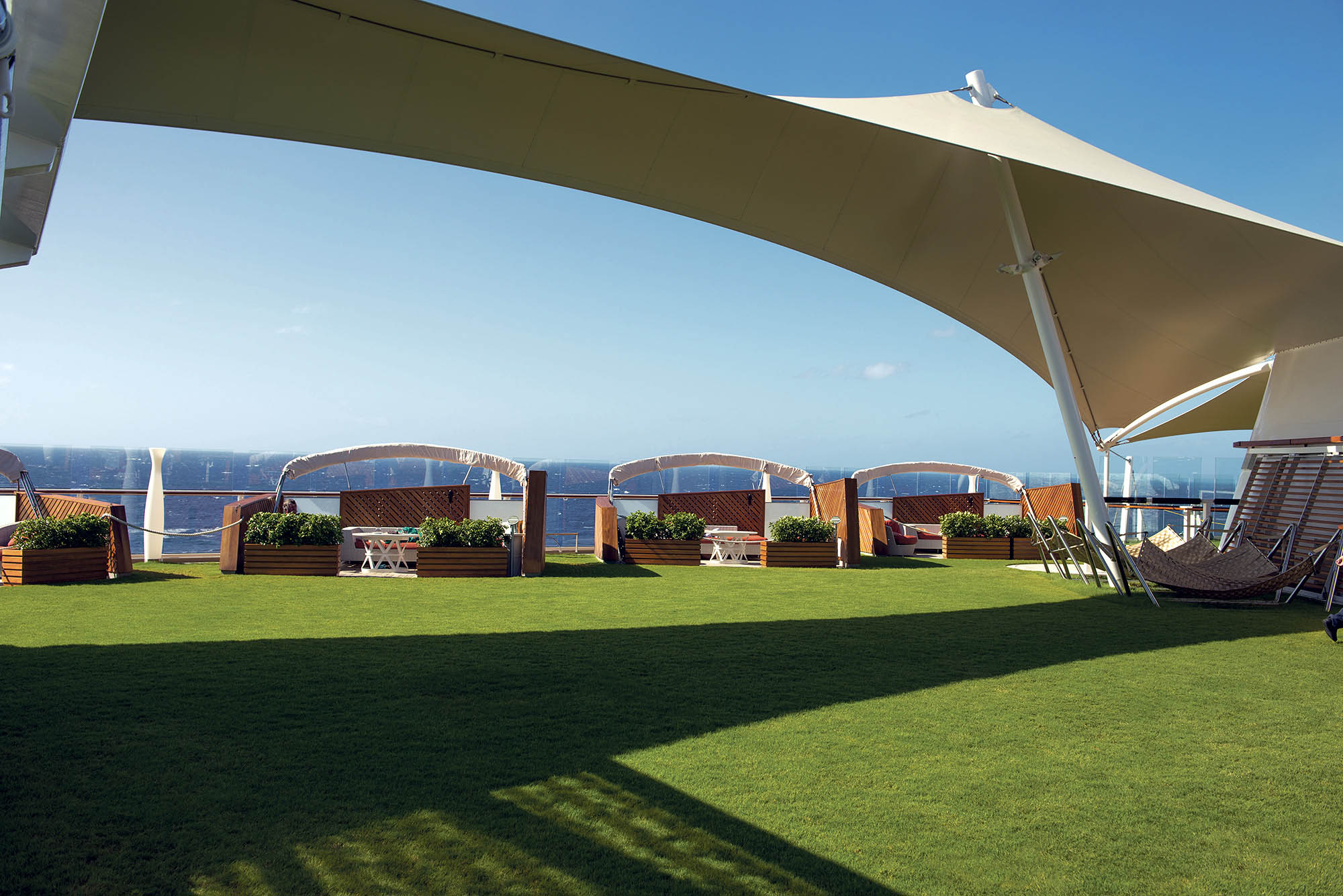 The Lawn Club er det perfekte stedet for å spille utendørsspill, høre på en live jazzkonsert, eller bare nyte solen