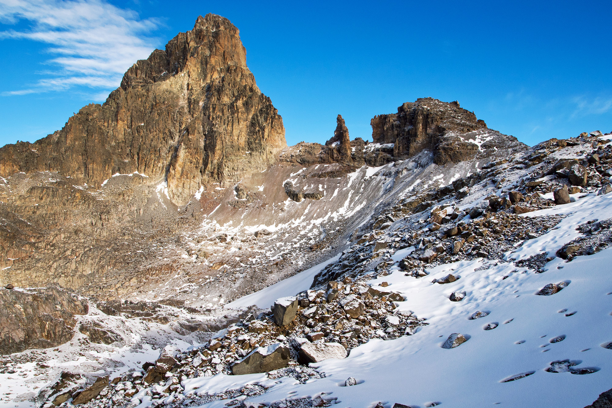 Toppen av Mount Kenya med sine snøkledde fjelltopper