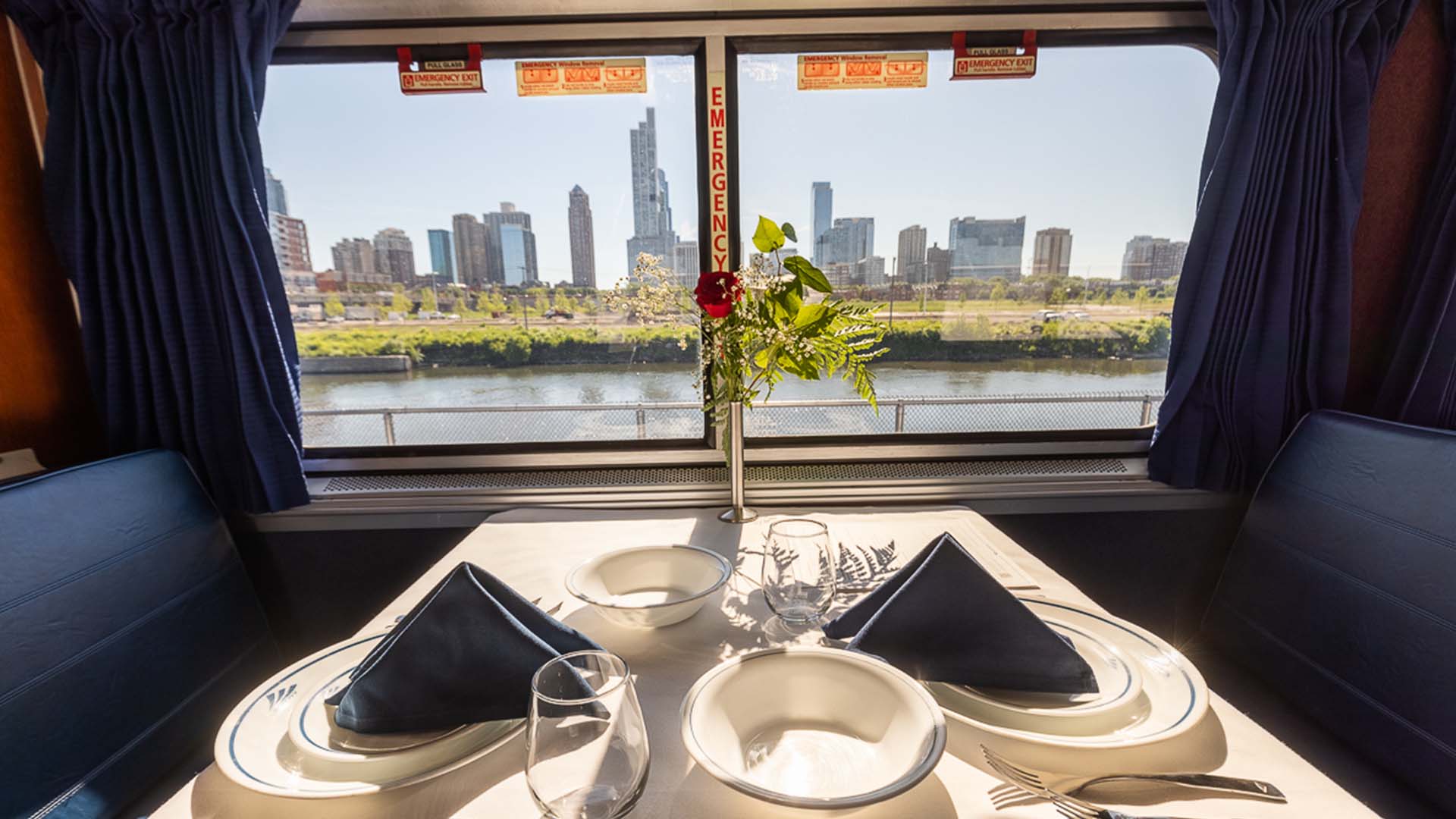  Med Amtrak kan du nyte måltidene i deres spisevogner på toget