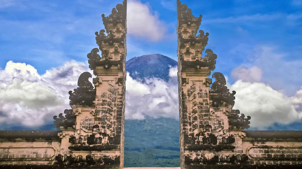 Besakih-tempelet med Mount Agung i bakgrunnen er et fantastisk syn