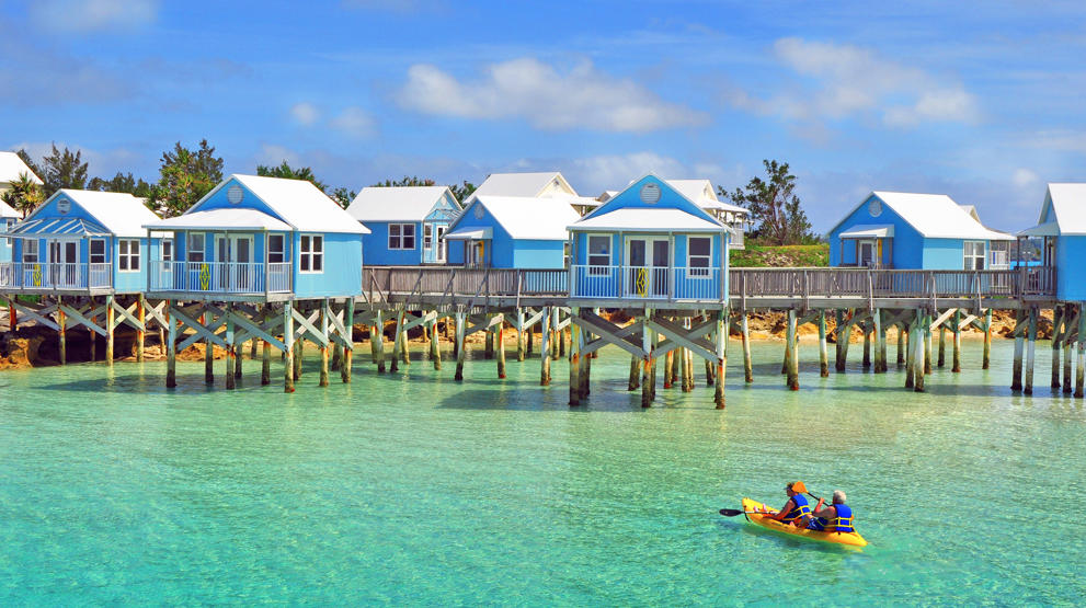 Blå strandhus på påler - Reiser til Bermuda