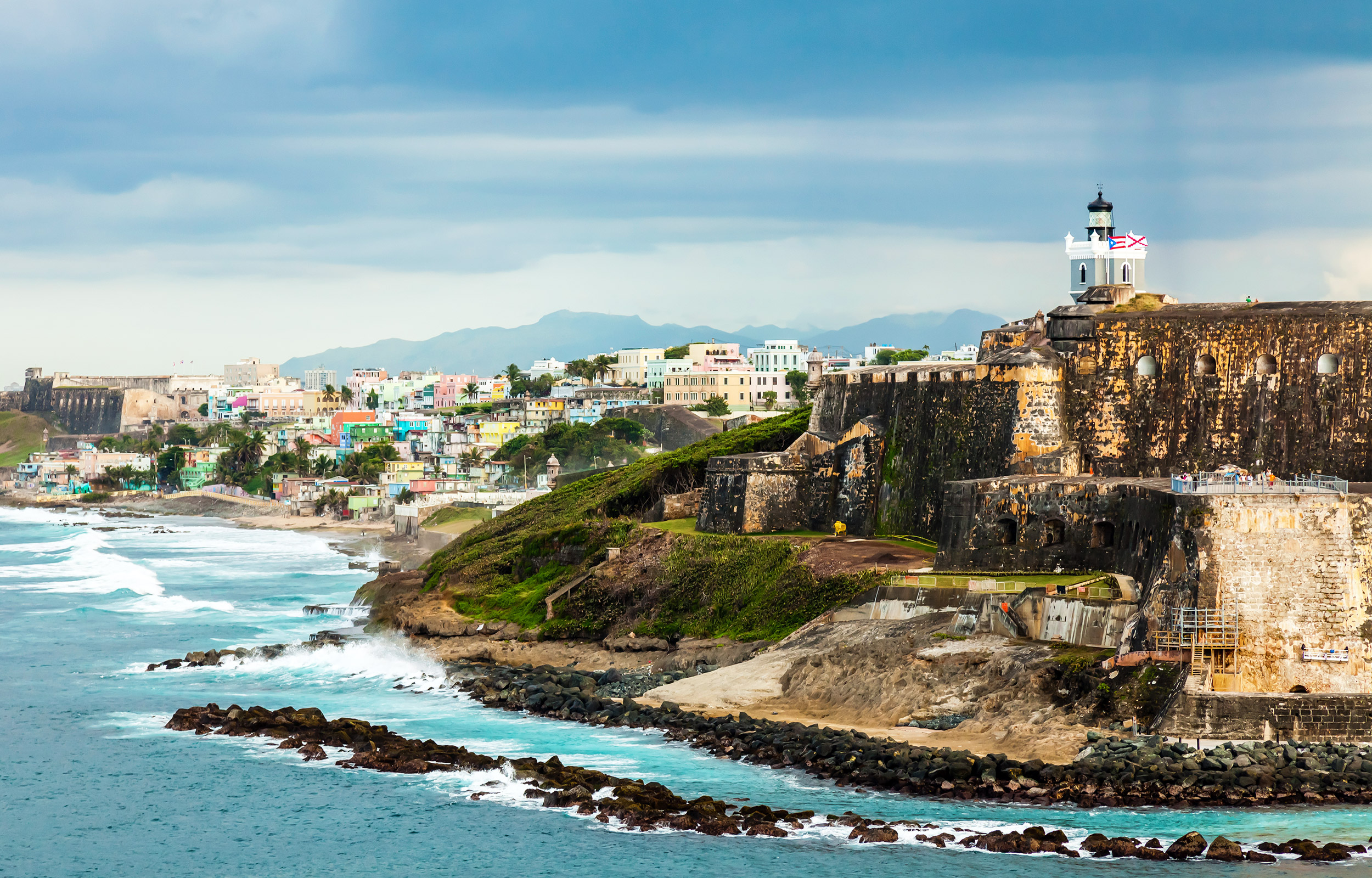 Reisen begynner i San Juan, Puerto Rico, hvor dere kan oppleve fargerike koloniale bygninger og historiske festninger som El Morro og San Cristóbal