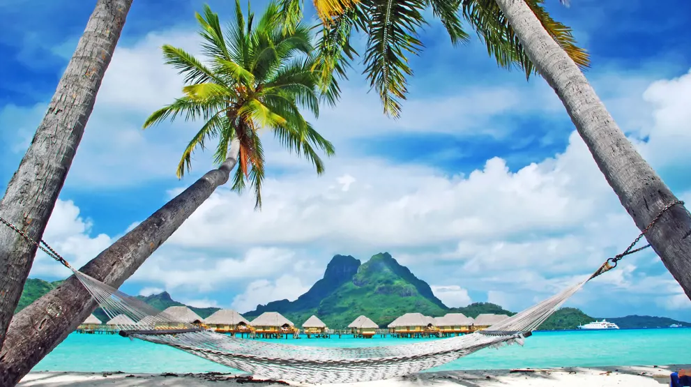 Late dager på Bora Bora med Otemanu i bakgrunnen