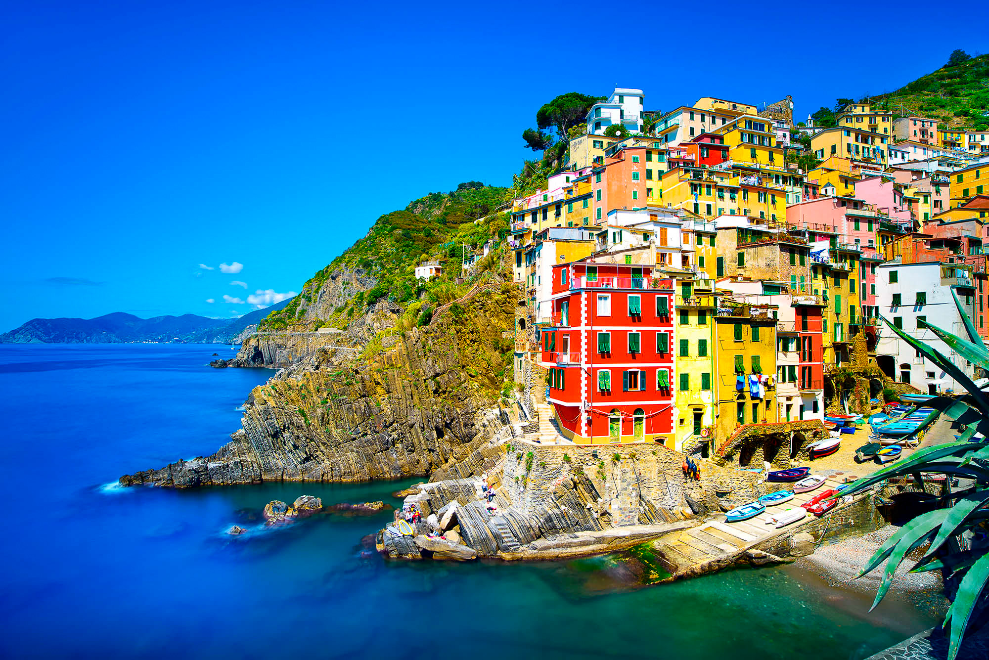 Fra La Spezia kan dere besøke Cinque Terre, de sjarmerende og fargerike landsbyene som ligger spektakulært til på klippene