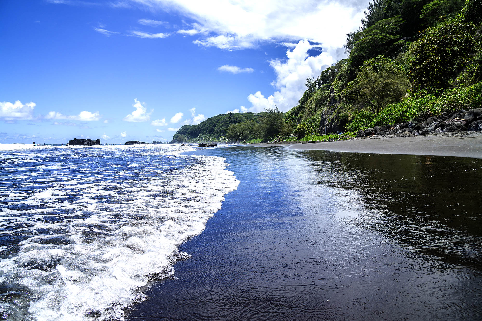 Tahitis natur er bemerkelsesverdig frodig med svarte sandstrender og skogkledde fjell