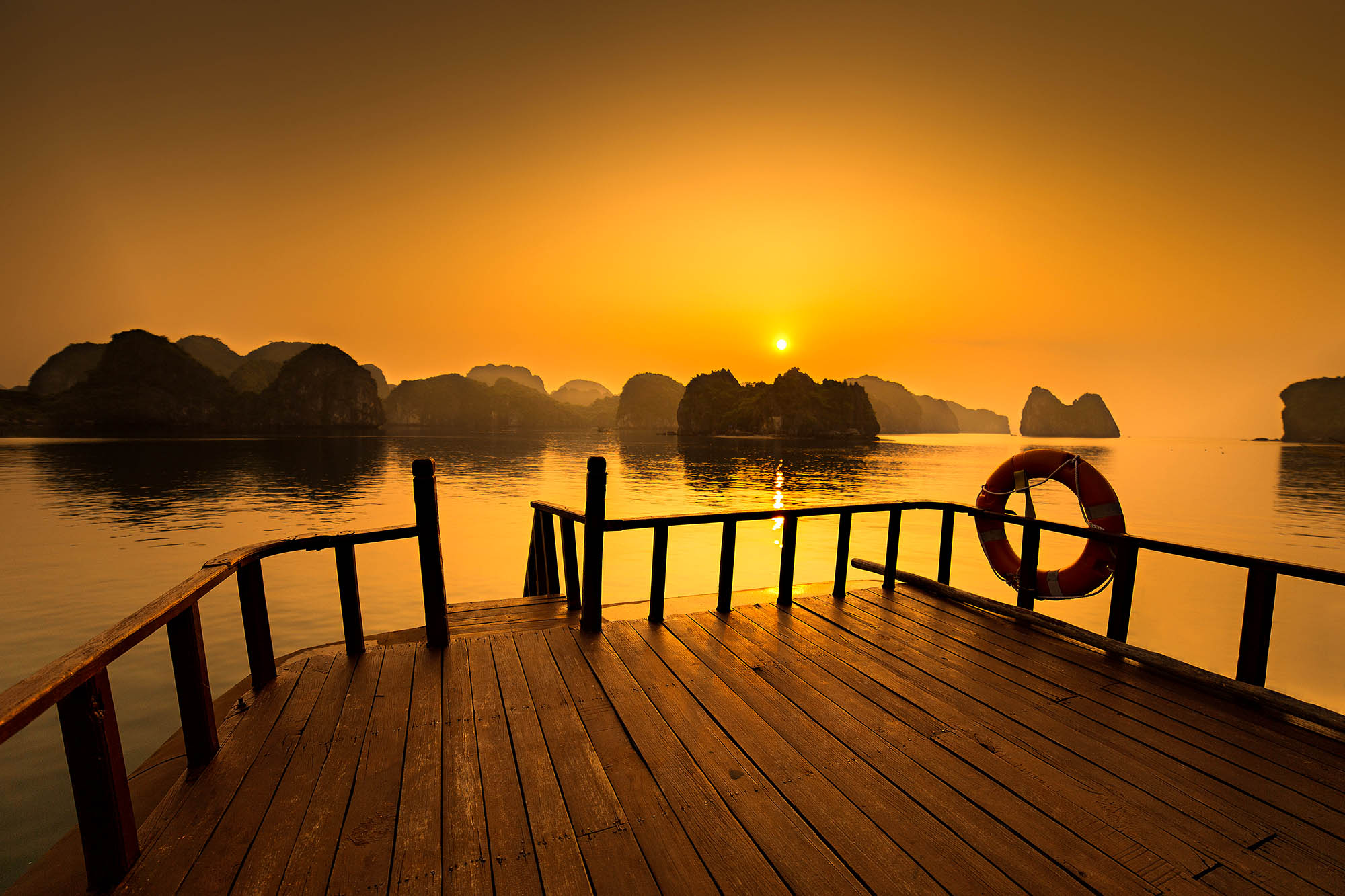 Soloppgang i Lan Ha Bay
