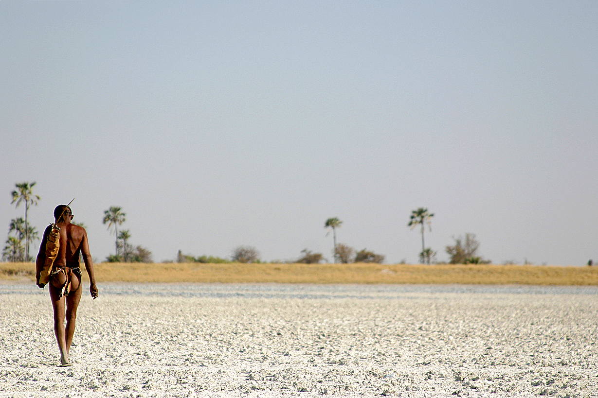 Se det ville landskapet i Makgadikdai med flate saltsletter, klippeformasjoner og sanddyner