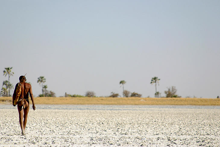 Lokal mann på saltslettene i Makgadikgadi Pans National Park - All inclusive safari i Botswana