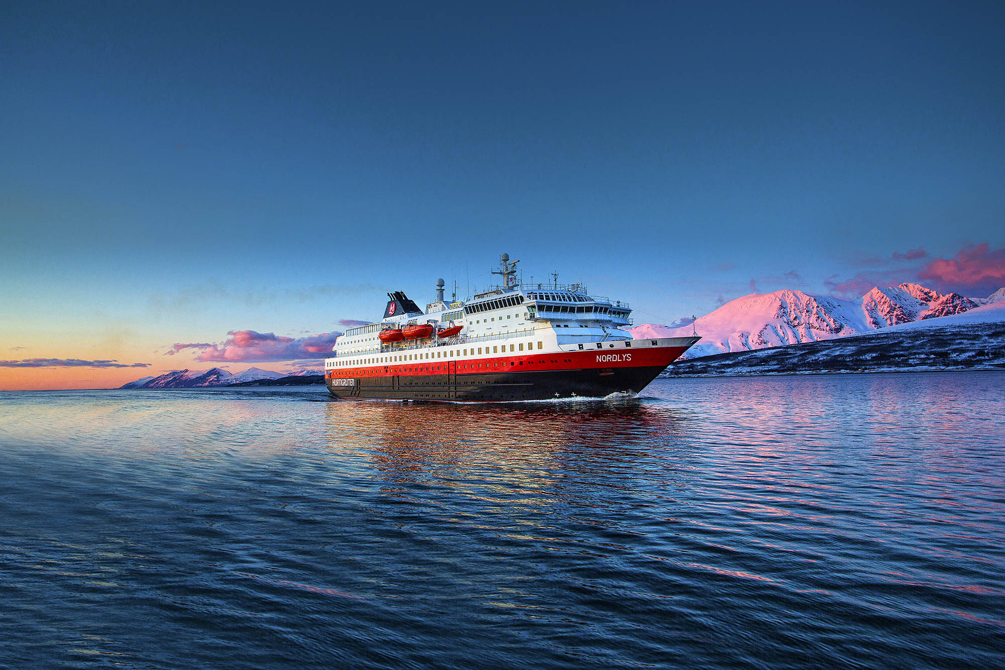 Seil forbi Norges fantastiske landskaper om bord på Hurtigruten | Foto: Hurtigruten