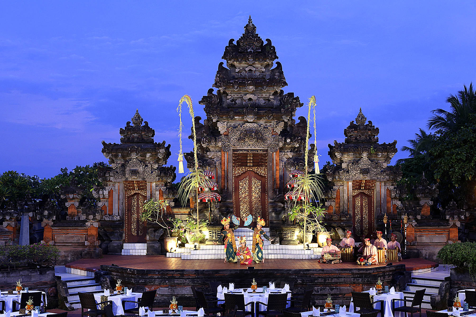 Reiser til Indonesia byr på kontraster; fra tradisjonelle danser til moderne storbyliv