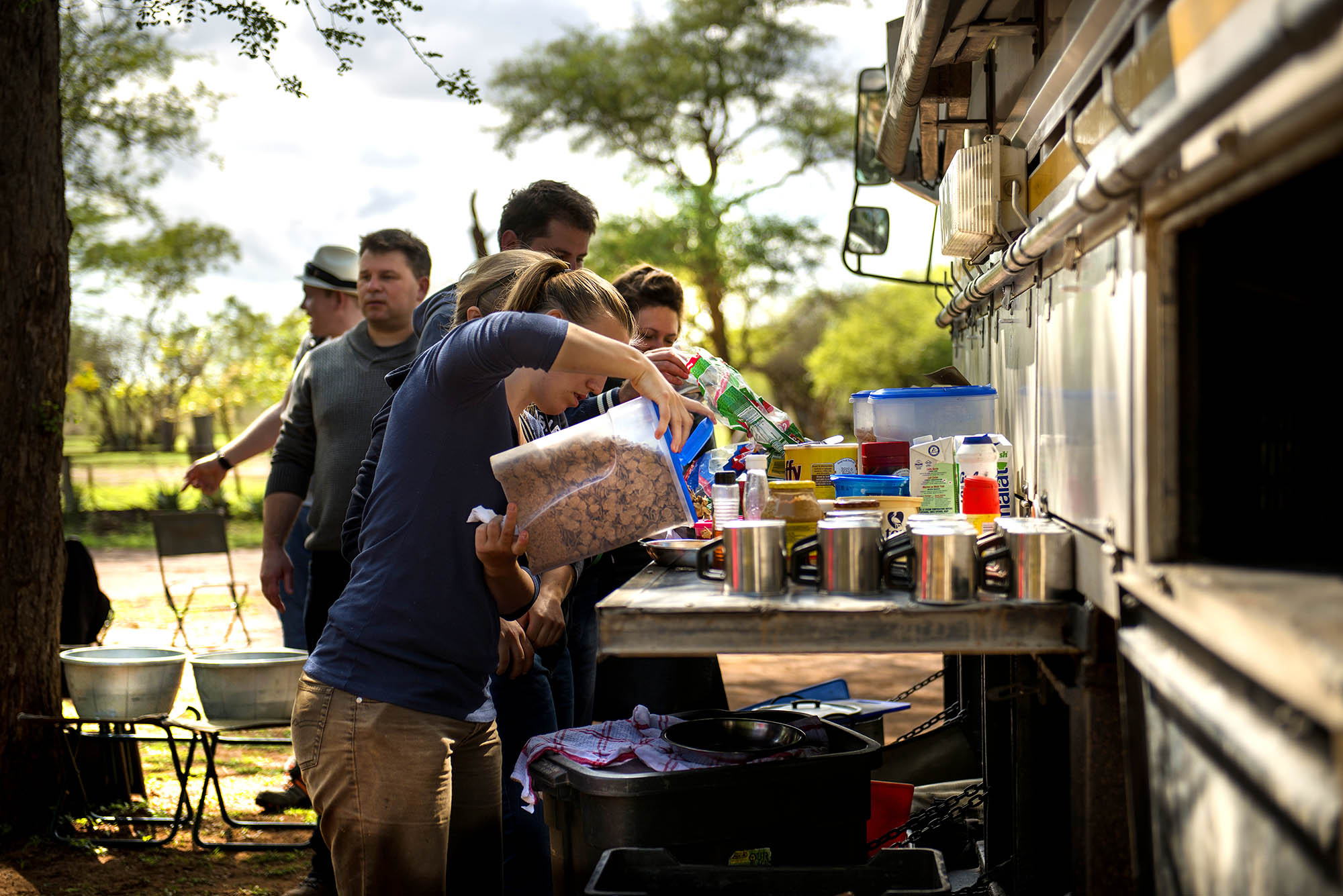 På Standardturene omdannes trucken til en enkel kjøkkenløsning når det er tid for dagens måltider