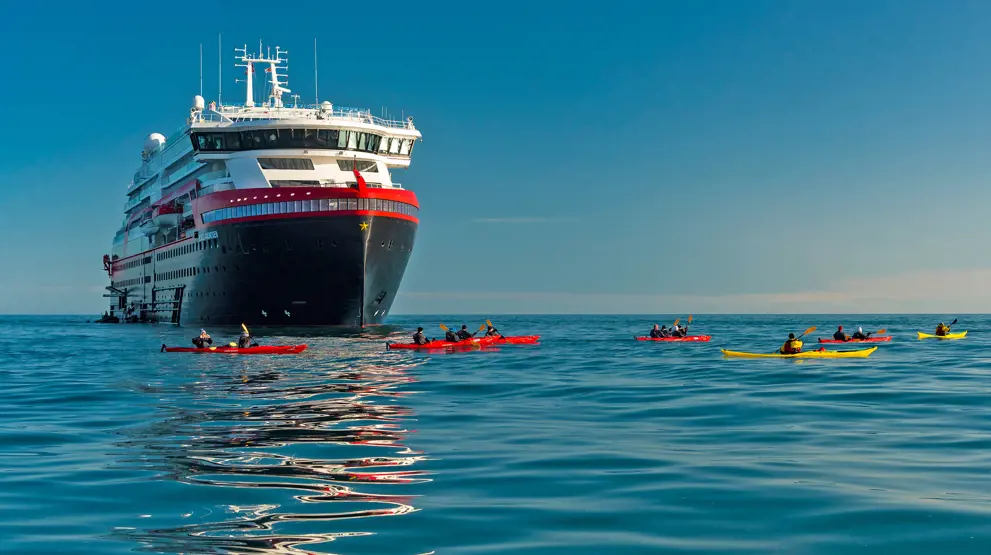 Hurtigrutens skip Roald Amundsen i Canada | Foto: Karsten Bidstrup