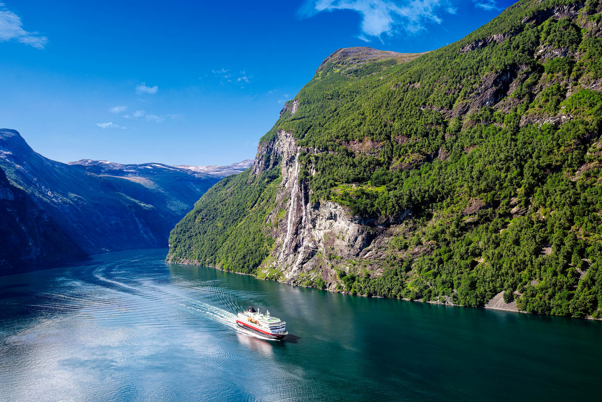 Opplev Norskekysten med Hurtigruten, her i Geirangerfjorden | Foto: Agurtxane Concellon