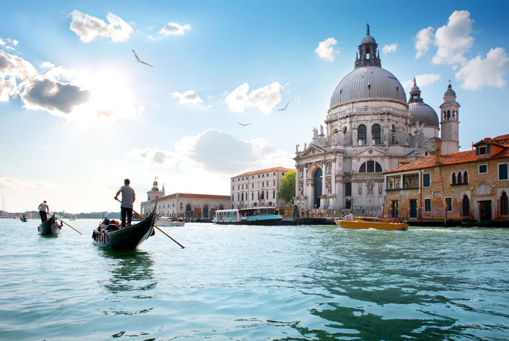 Turen starter i fantastiske Venezia i Italia