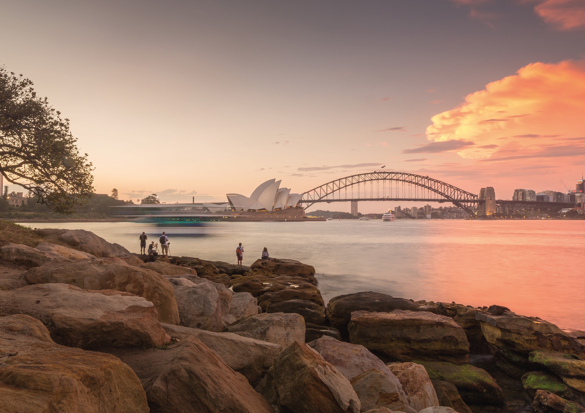Besøk storslåtte Sydney i Australia og opplev dens ikoniske landemerker, fantastiske strender og pulserende byliv