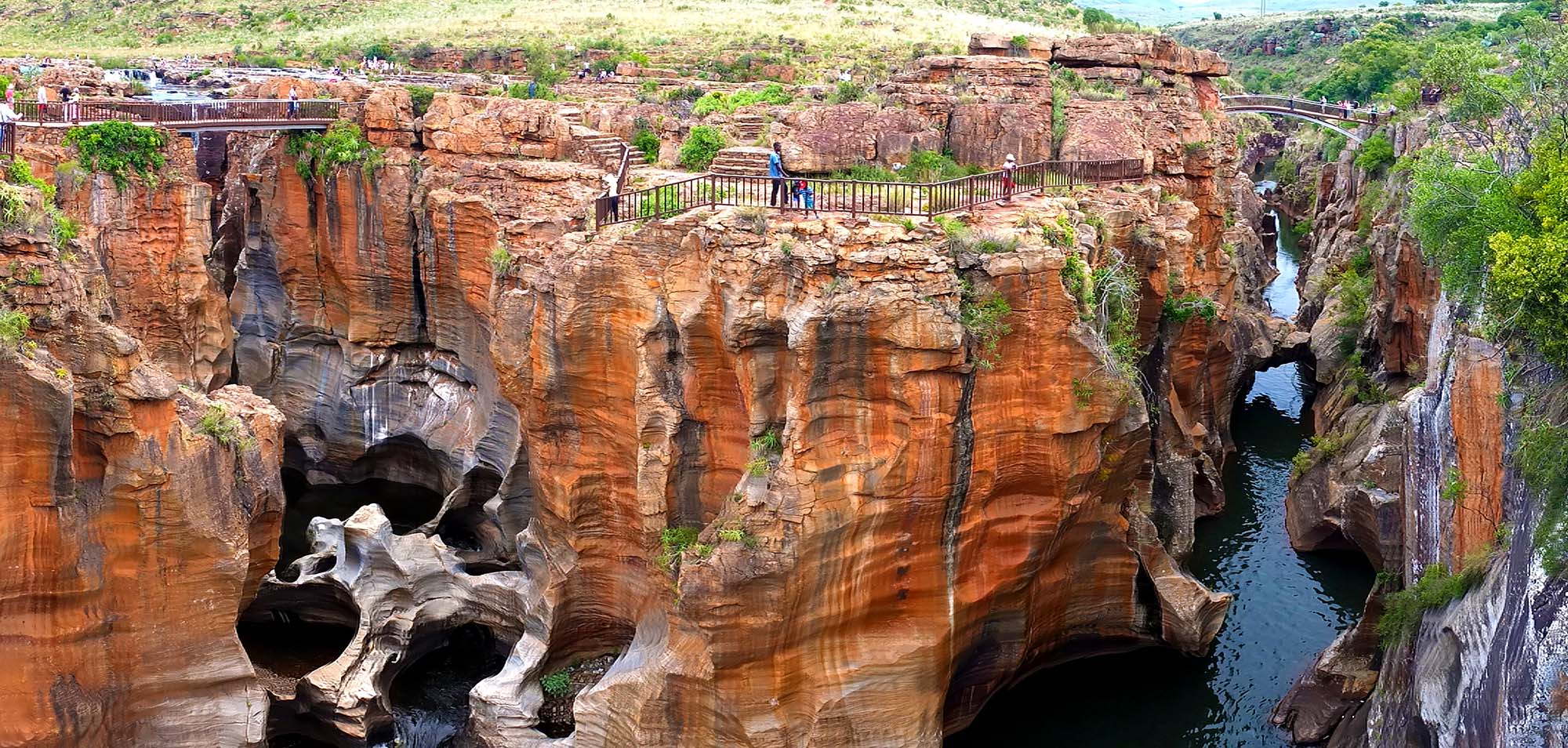 Se klippene i Bourke's Luck Potholes, som med tiden har blitt formet til de mest spektakulære formene