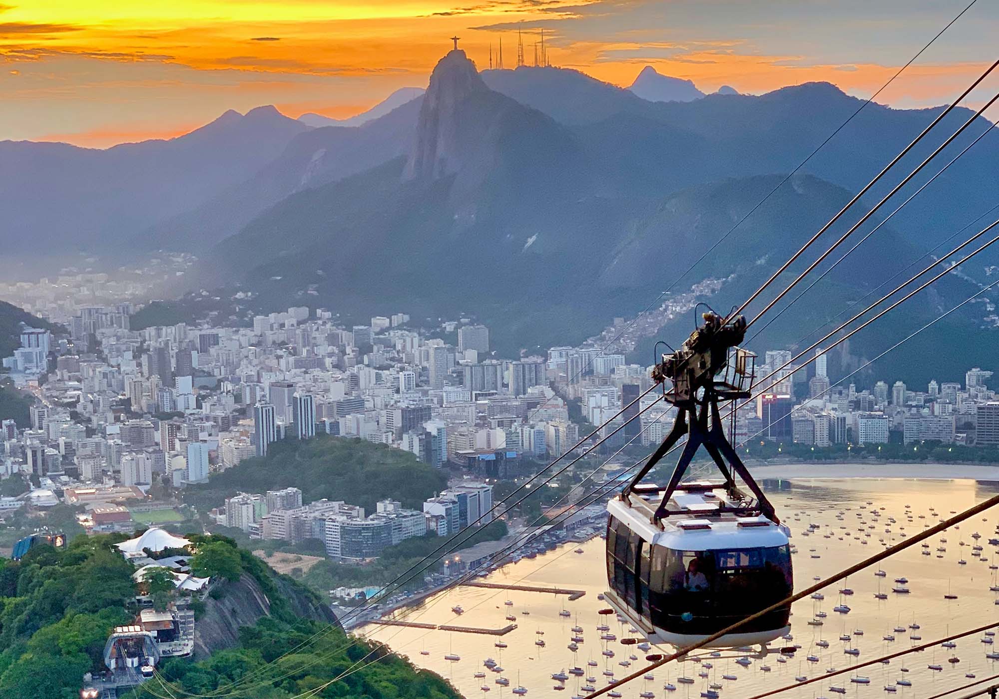 Utsikt fra Sukkertoppen over Rio de Janeiro med strand, by og fjell i ett blikk