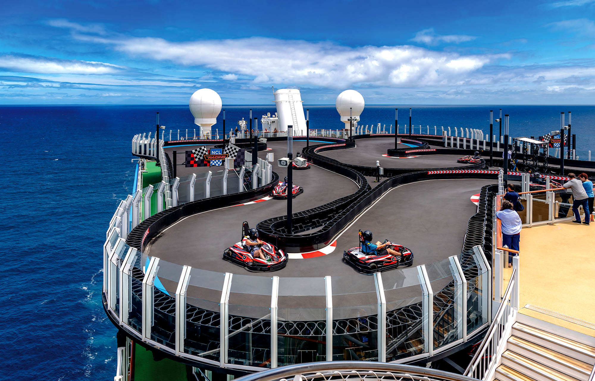 Er du glad i fart og spenning, kan du f.eks. kjøre gokart på toppen av et cruiseskip