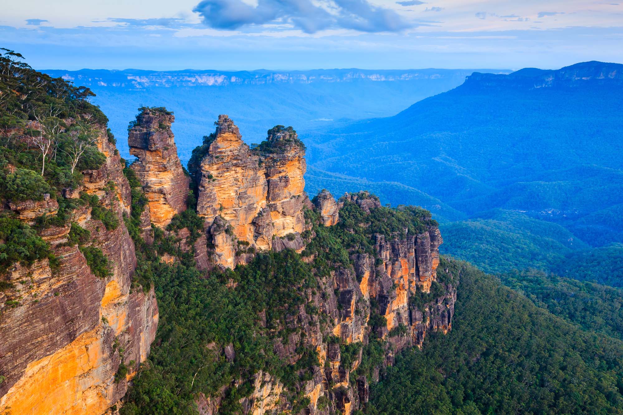 De berømte Three Sisters i et blålig lys - Reiser til Blue Mountains
