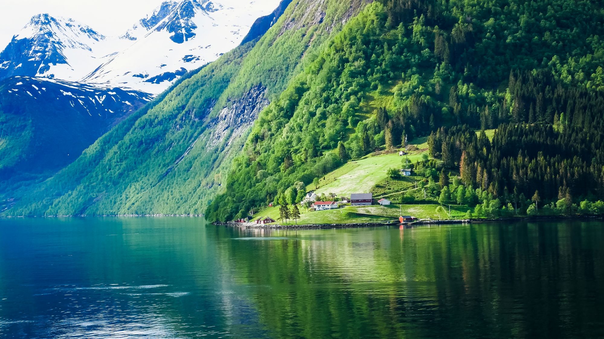 Kjenn roen mellom fjellene i Kvinnheradsfjorden