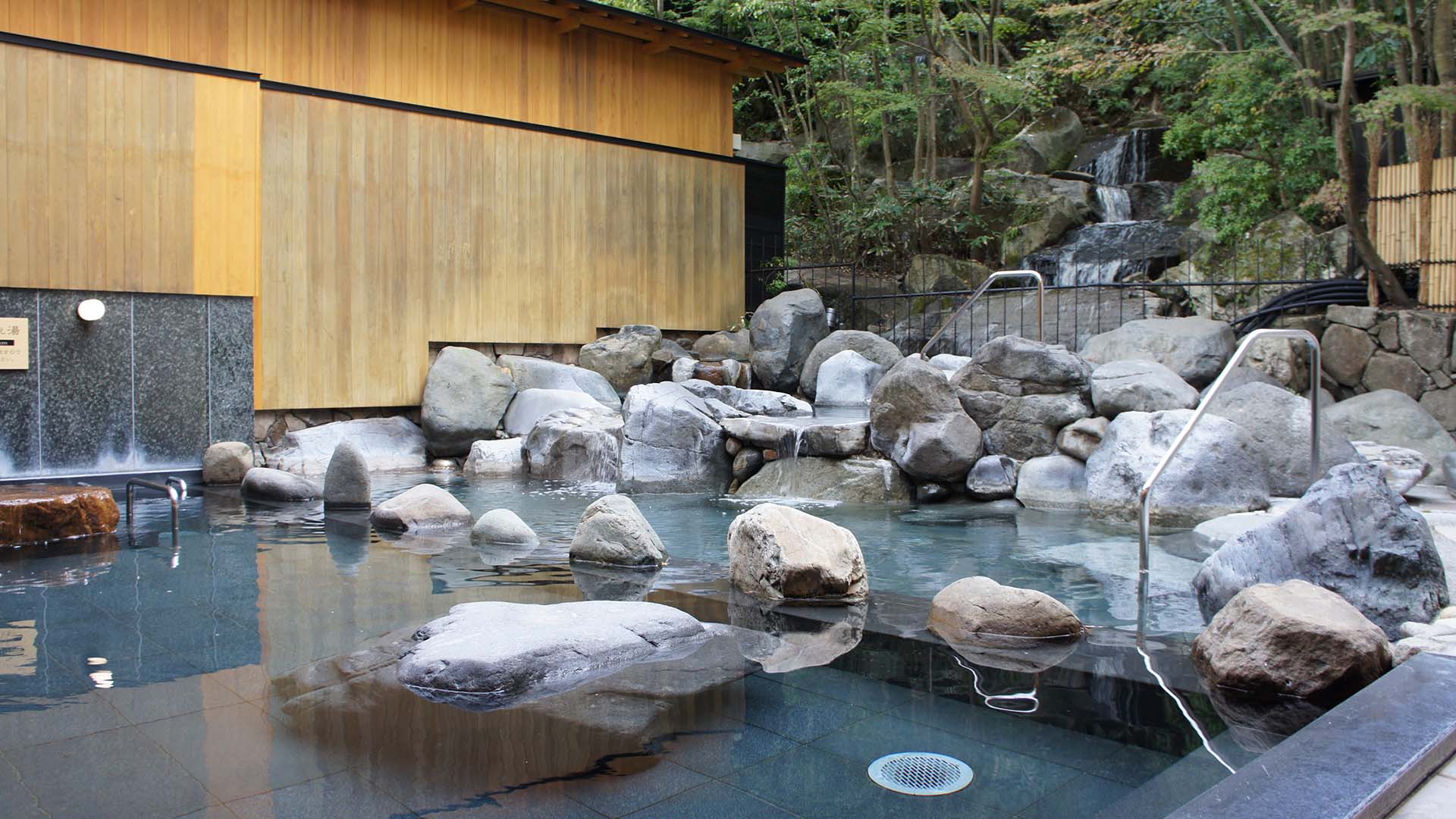 Vi kan reservere opphold på en tradisjonell ryokan, vanligvis med tilgang til onsen, Japans varme kilder