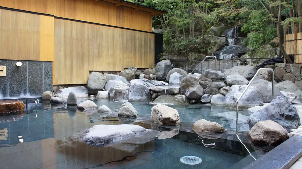 Vi kan reservere opphold på en tradisjonell ryokan, vanligvis med tilgang til onsen, Japans varme kilder