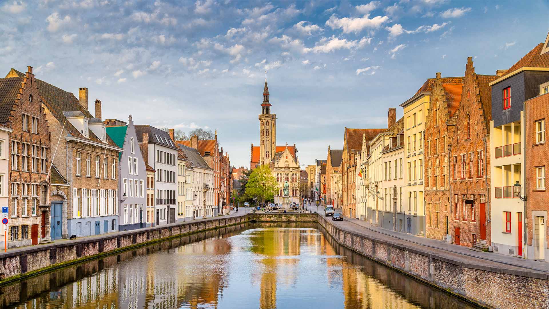 Brugge utstråler kos med sine vakre kanaler, brosteinsbelagte gater, fargerike bygninger og historiske plasser