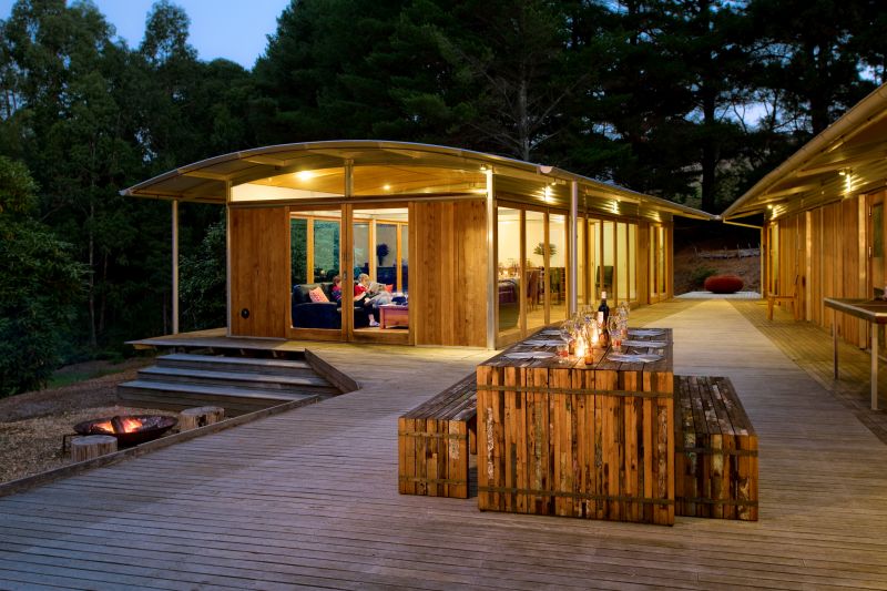 Maten serveres utendørs i naturlige omgivelser - Twelve Apostles Lodge