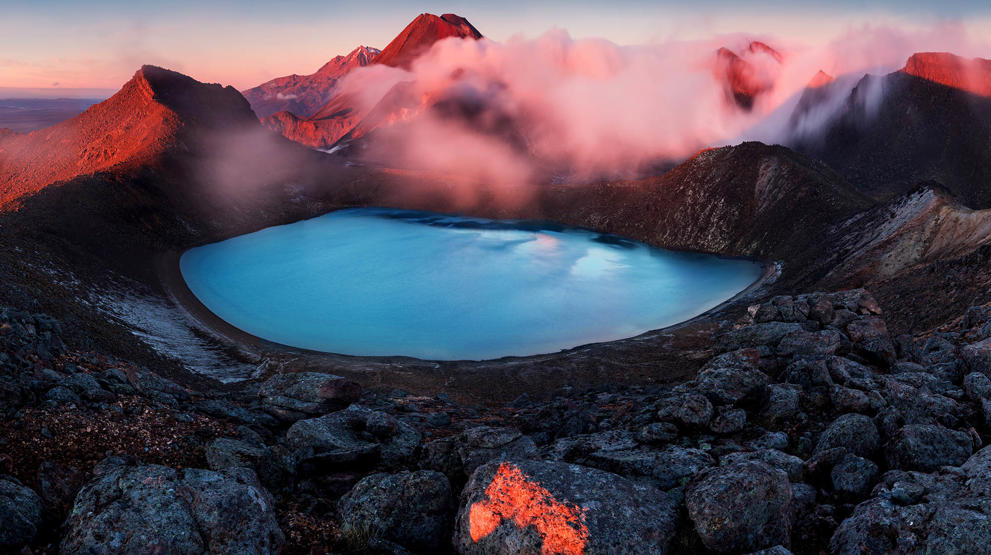 I vulkanlandskapet kan du nyte synet av vakre innsjøer