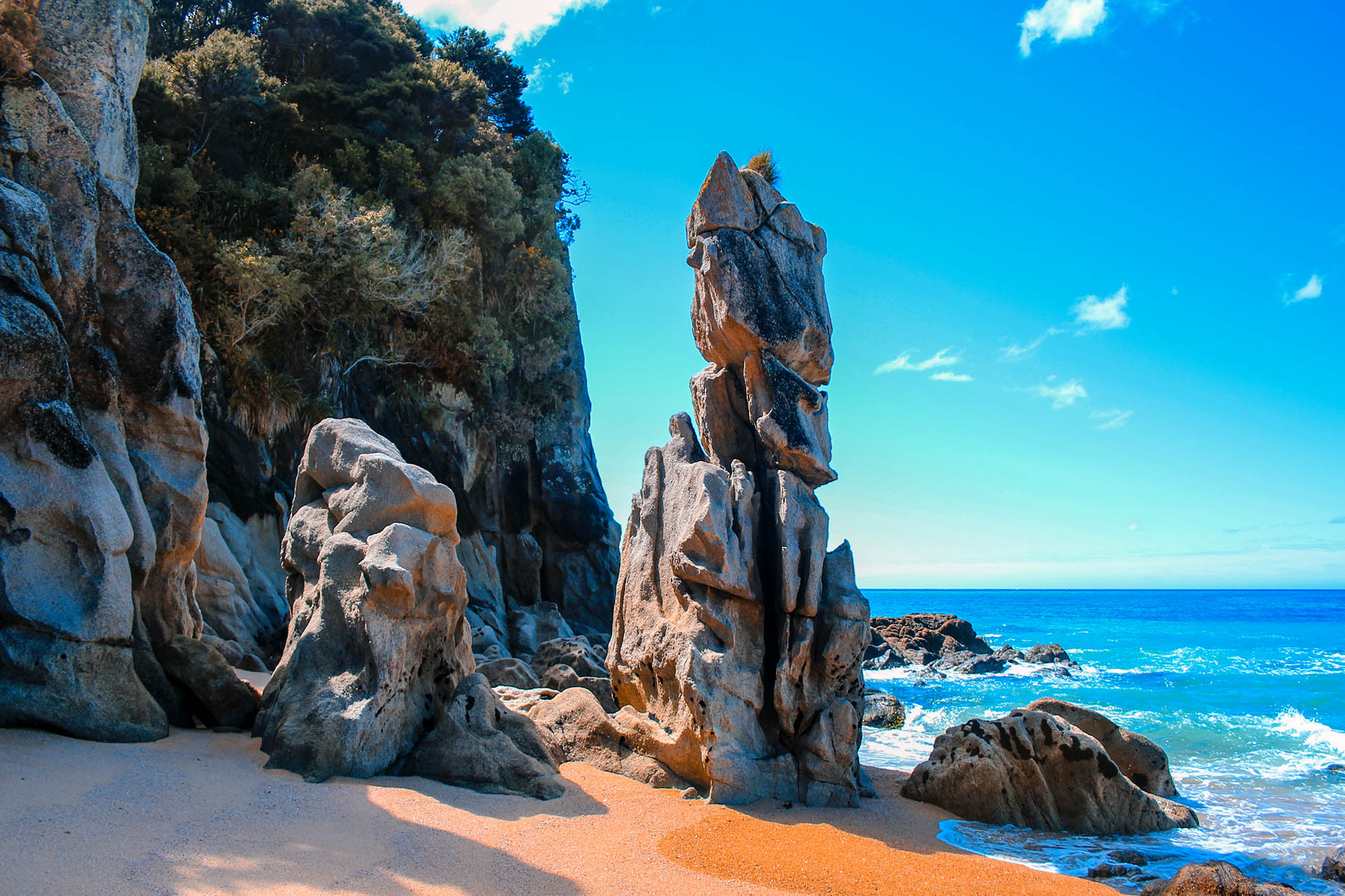 Vakre klipper og steinformasjoner preger mye av landskapet