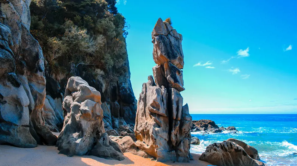 Vakre klipper og steinformasjoner preger mye av landskapet