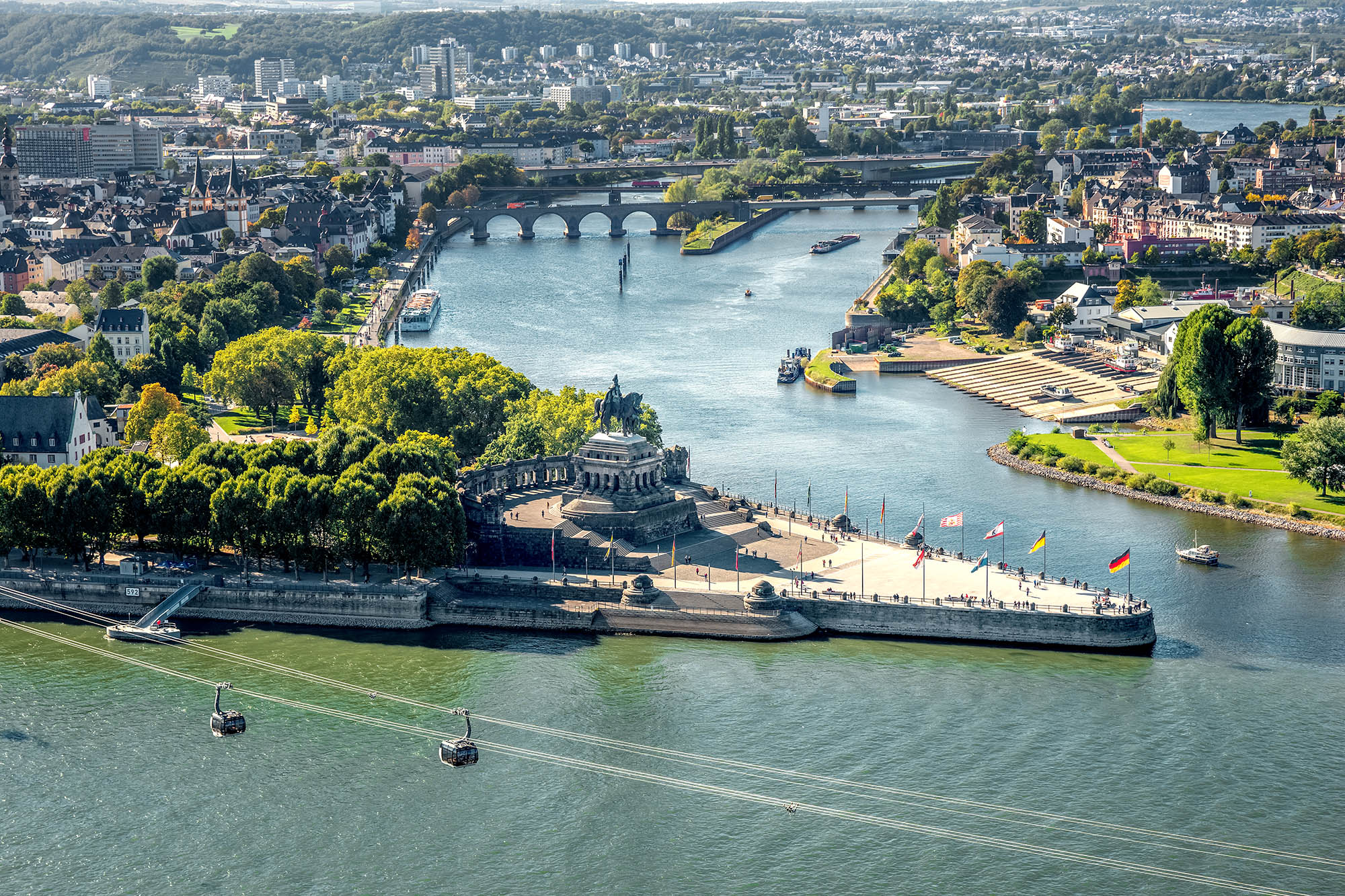 På et elvecruise seiler du direkte inn i byer som Koblenz, der Mosel og Rhinen møtes