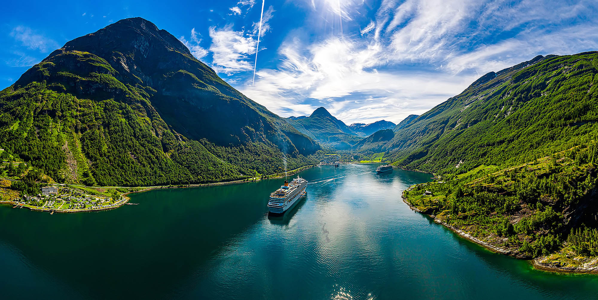 Et cruiseskip i vakre Geirangerfjorden i Norge